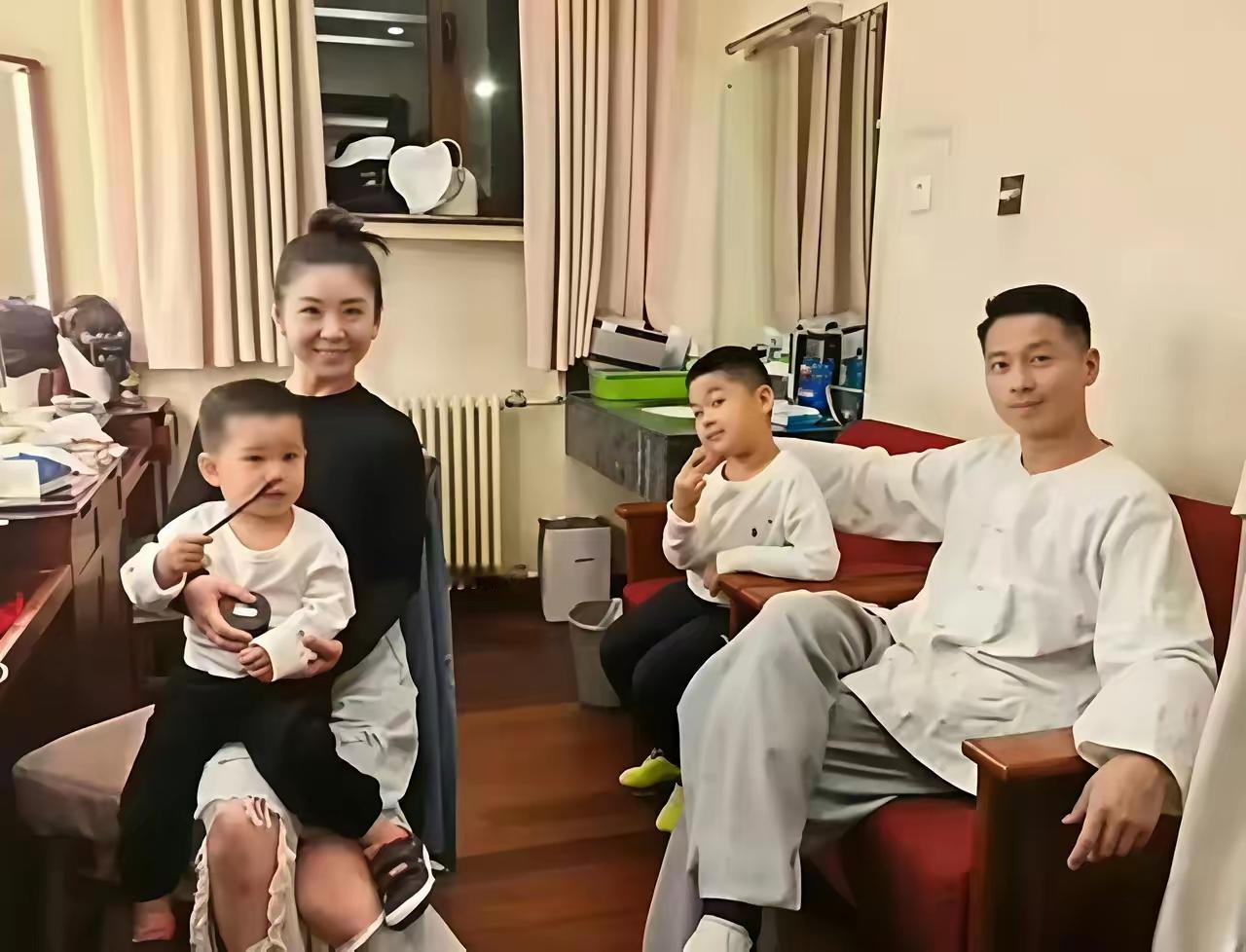 王雷，李小萌这小两口多恩爱。事业顺风顺水，家庭稳定，还有两个建设银行。希望他俩，