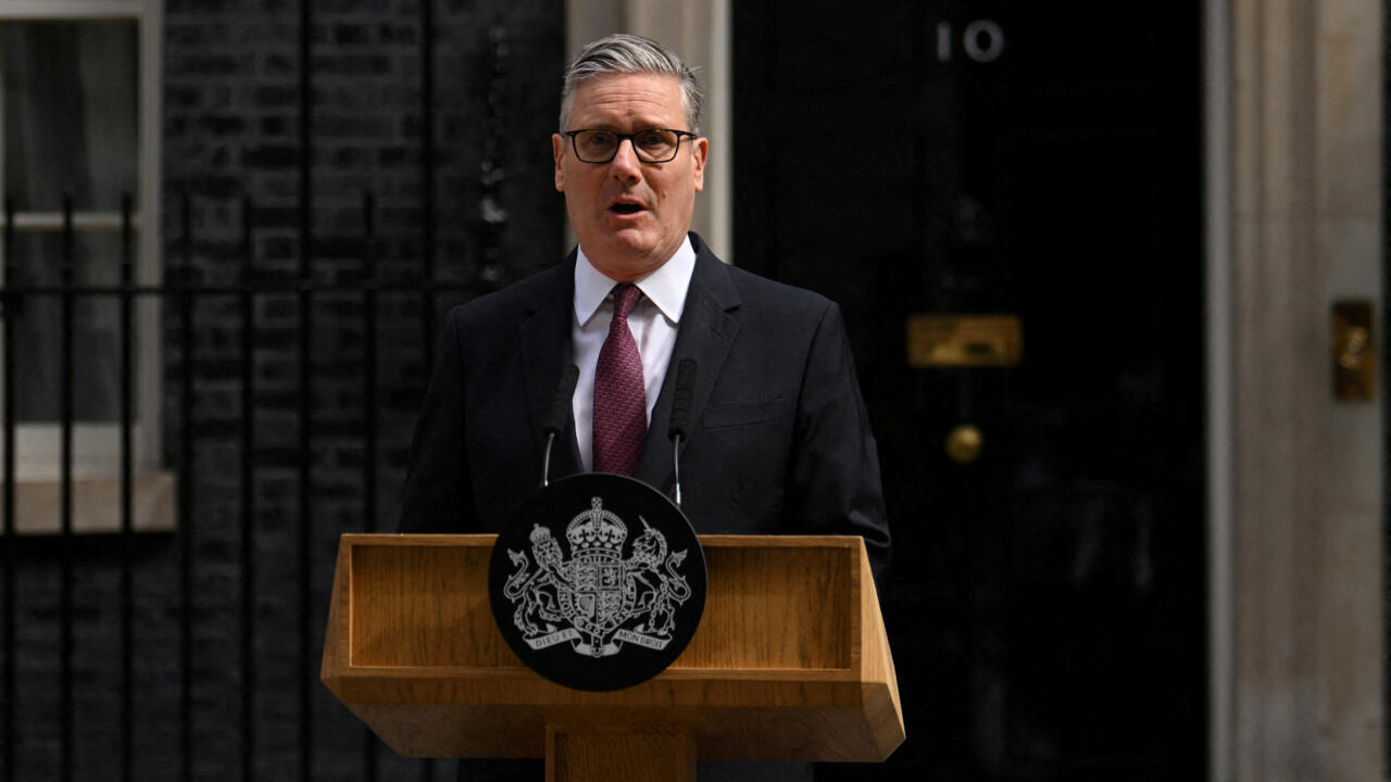 英国首相斯塔默宣布辞职他将辞去英国工党党首职务，但在继任者选出之前，他将继续担任