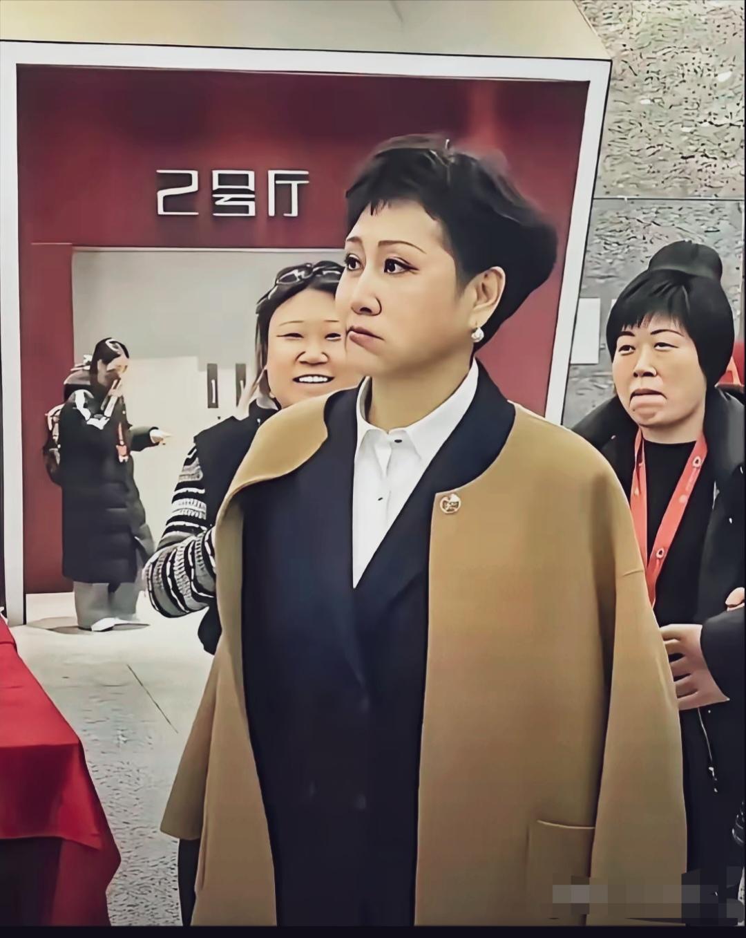 张凯丽老师这表情有点萌。
