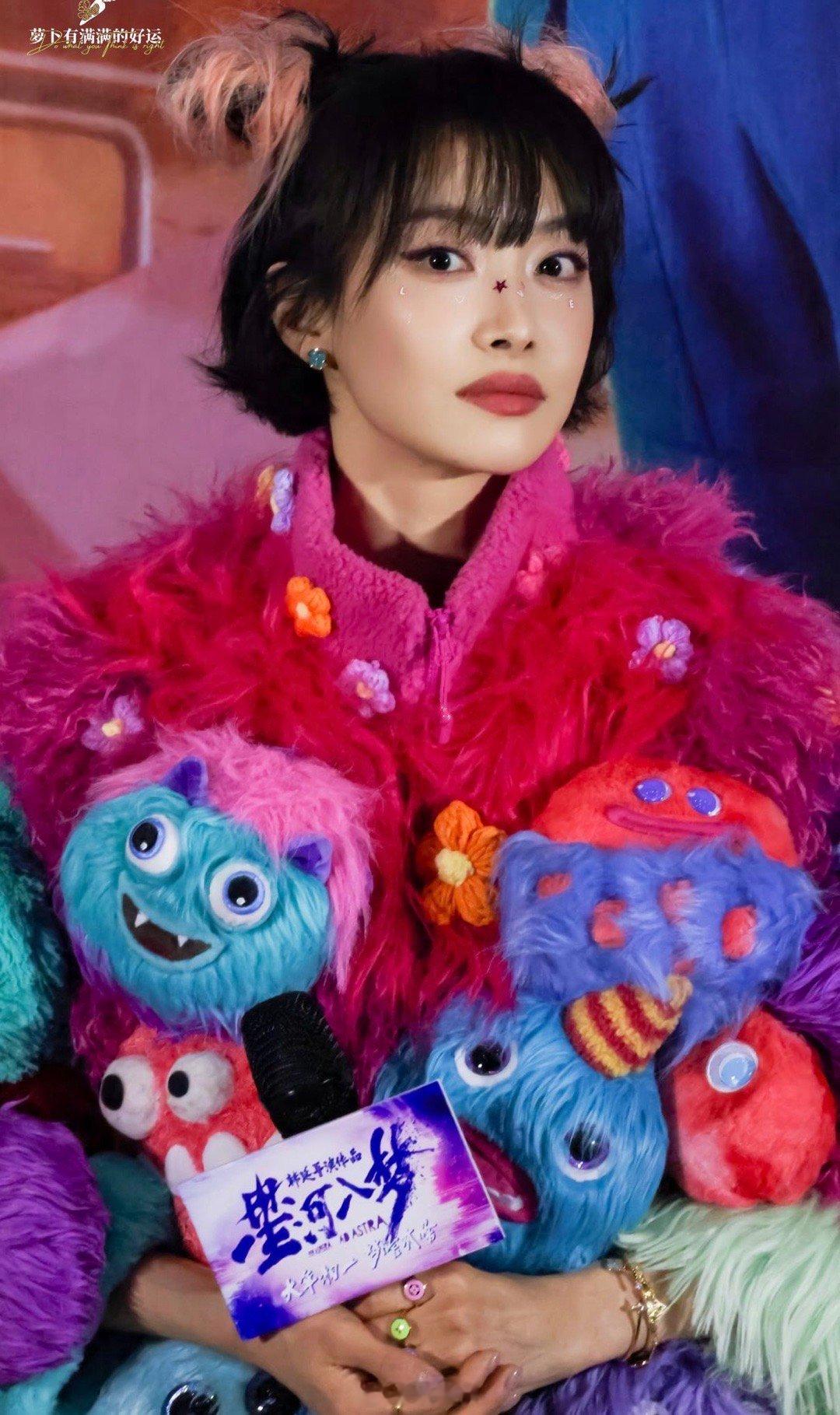 宋茜上一秒观众下一秒主角 粉丝让宋茜祝自己新婚快乐，宋茜乖乖照做。结果粉丝反手一