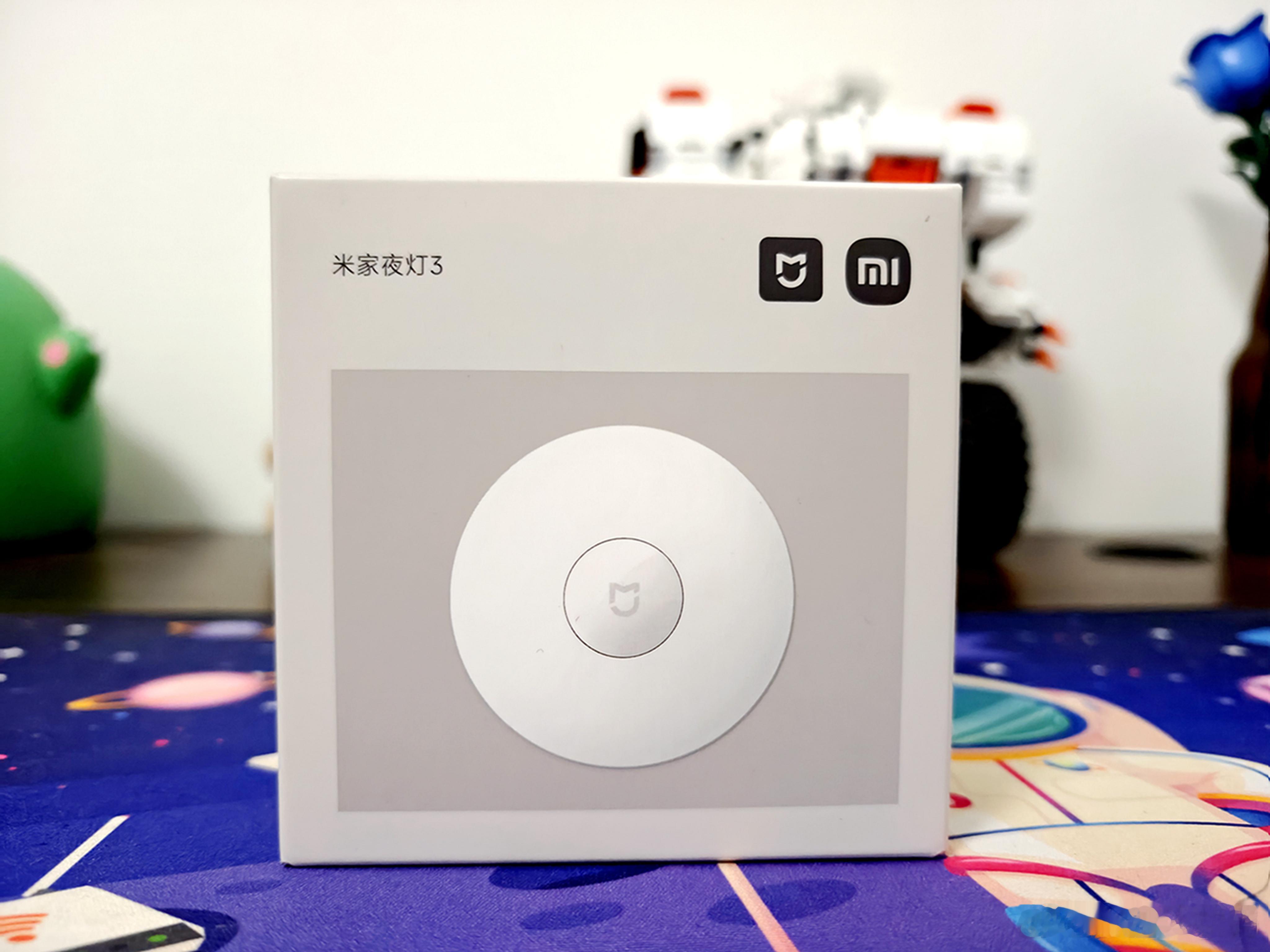 现代家庭怎能少得了一个款简约精致的小夜灯呢？尤其是晚上起来活动，小夜灯柔和不刺眼