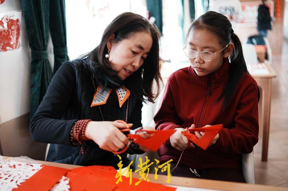 春运首日，国铁济南局“齐鲁1号”年货专列化身移动黄河大集，为归乡旅客送上满满祝福