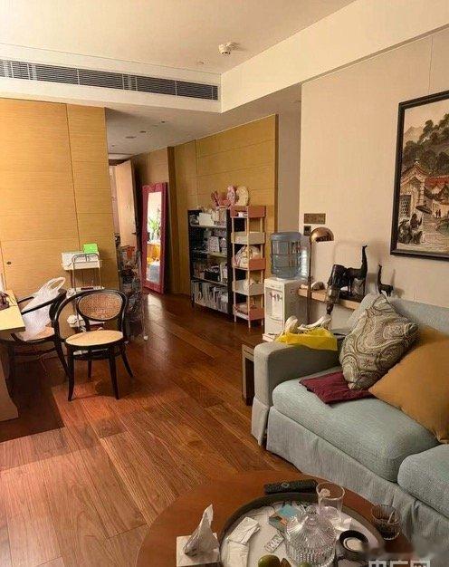 月租10万酒店被索磨损费女子发声月租10万实在是超出了我这个琼斯的想象力，一个月