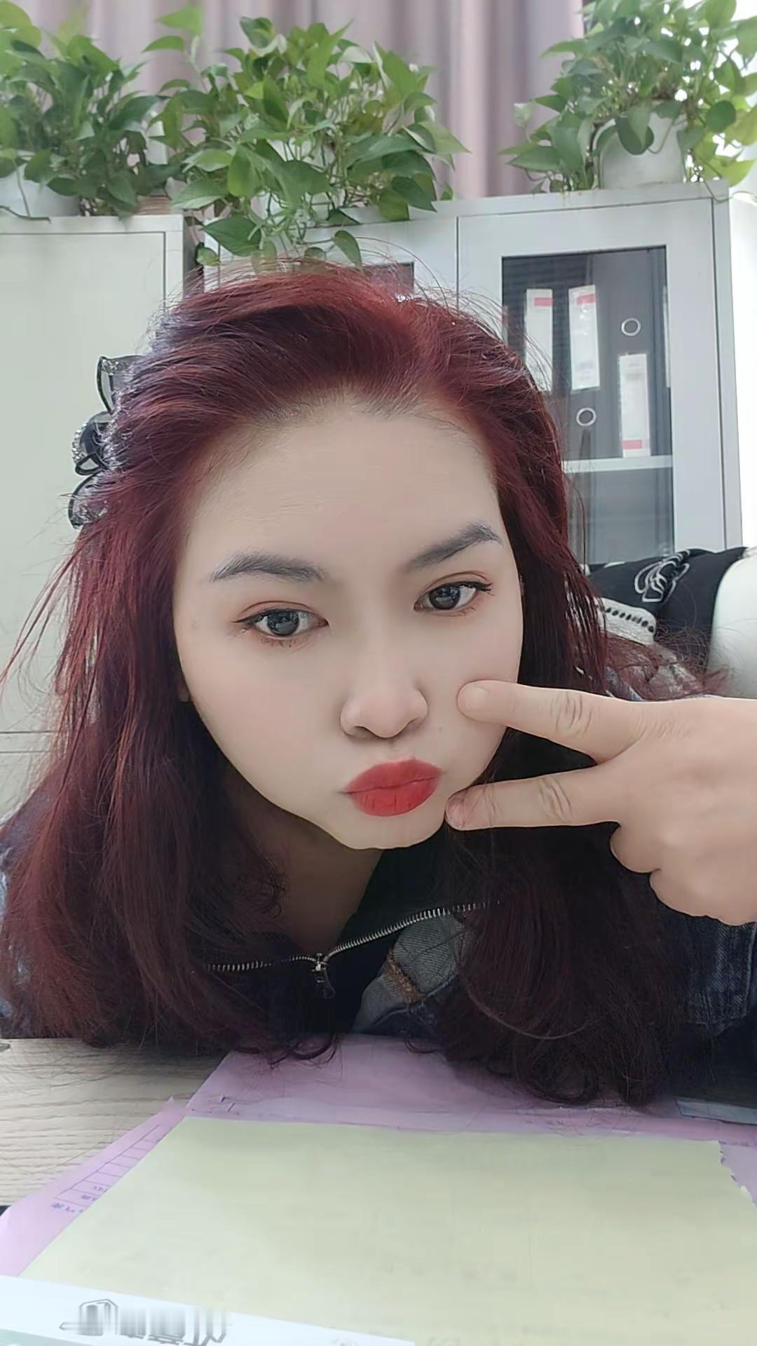 过肩头发，圆圆的脸，大大咧咧的性格，我永远爱自己。