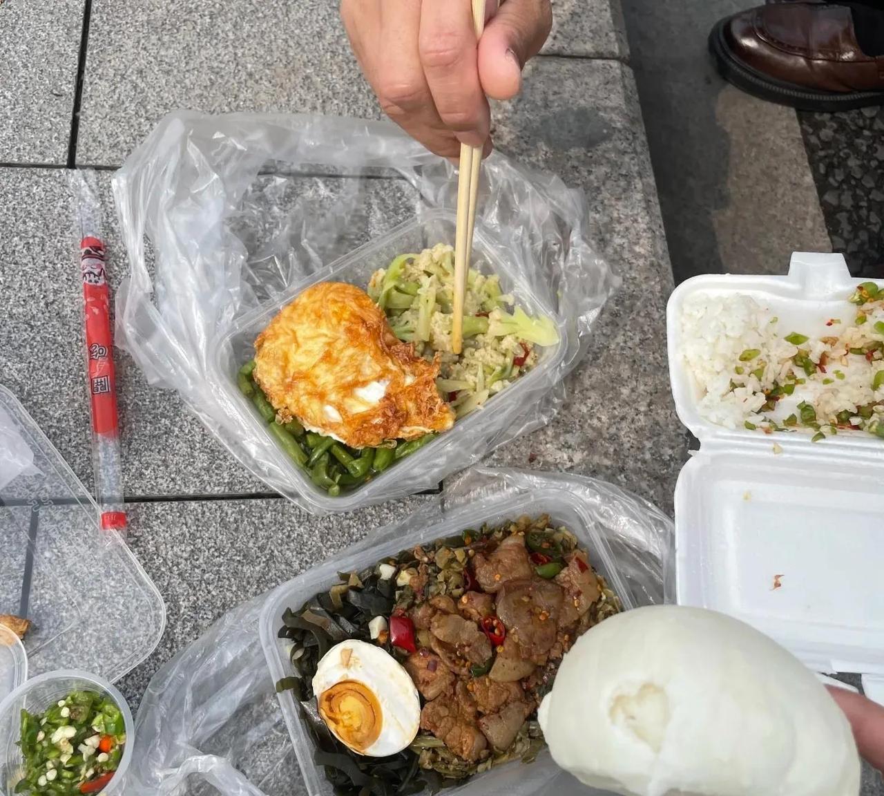 我一个男同事，今年33了还没对象，每年回去都要相亲，毫不夸张地说，相亲起码相了百