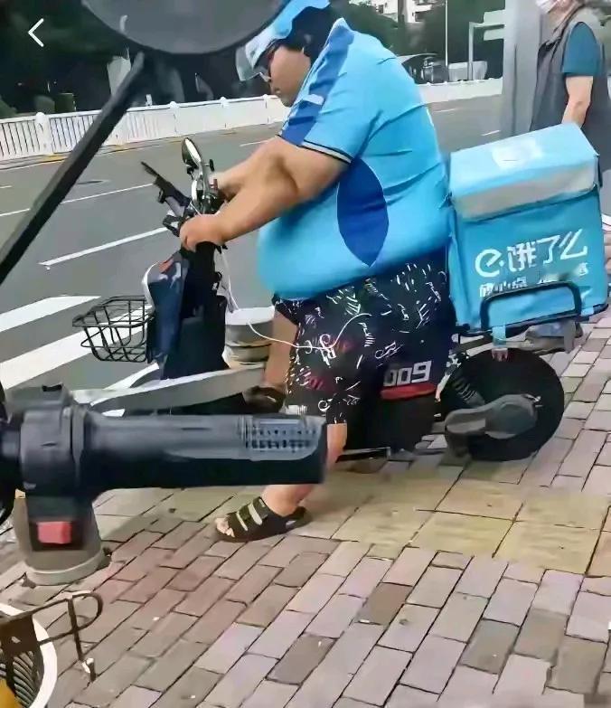 近日，广东深圳的网友透露，自己去上班的路上，无意中看见了这个送外卖的大胖哥，网友