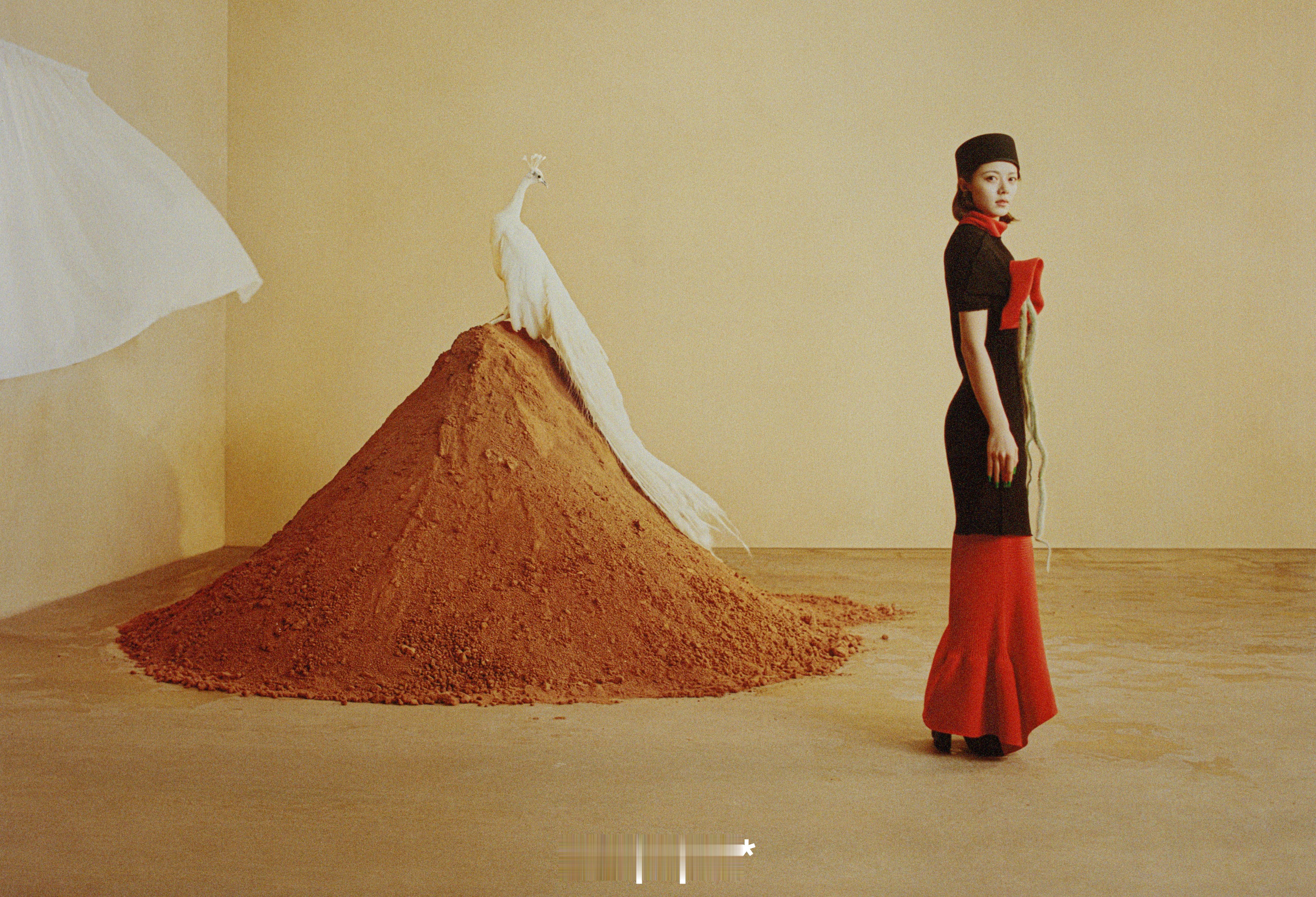 演员赵今麦登上《Wallpaper*》中文版2026年4月刊封面，继Elle、C