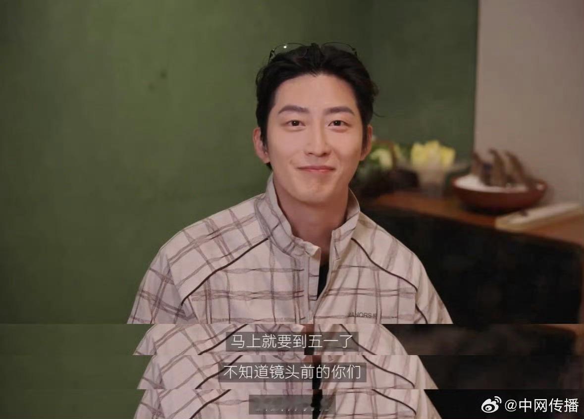 窦骁在北京出行的松弛感窦骁约好友挥杆高尔夫，自驾奔赴烟火火锅，卸下工作疲惫，慵懒