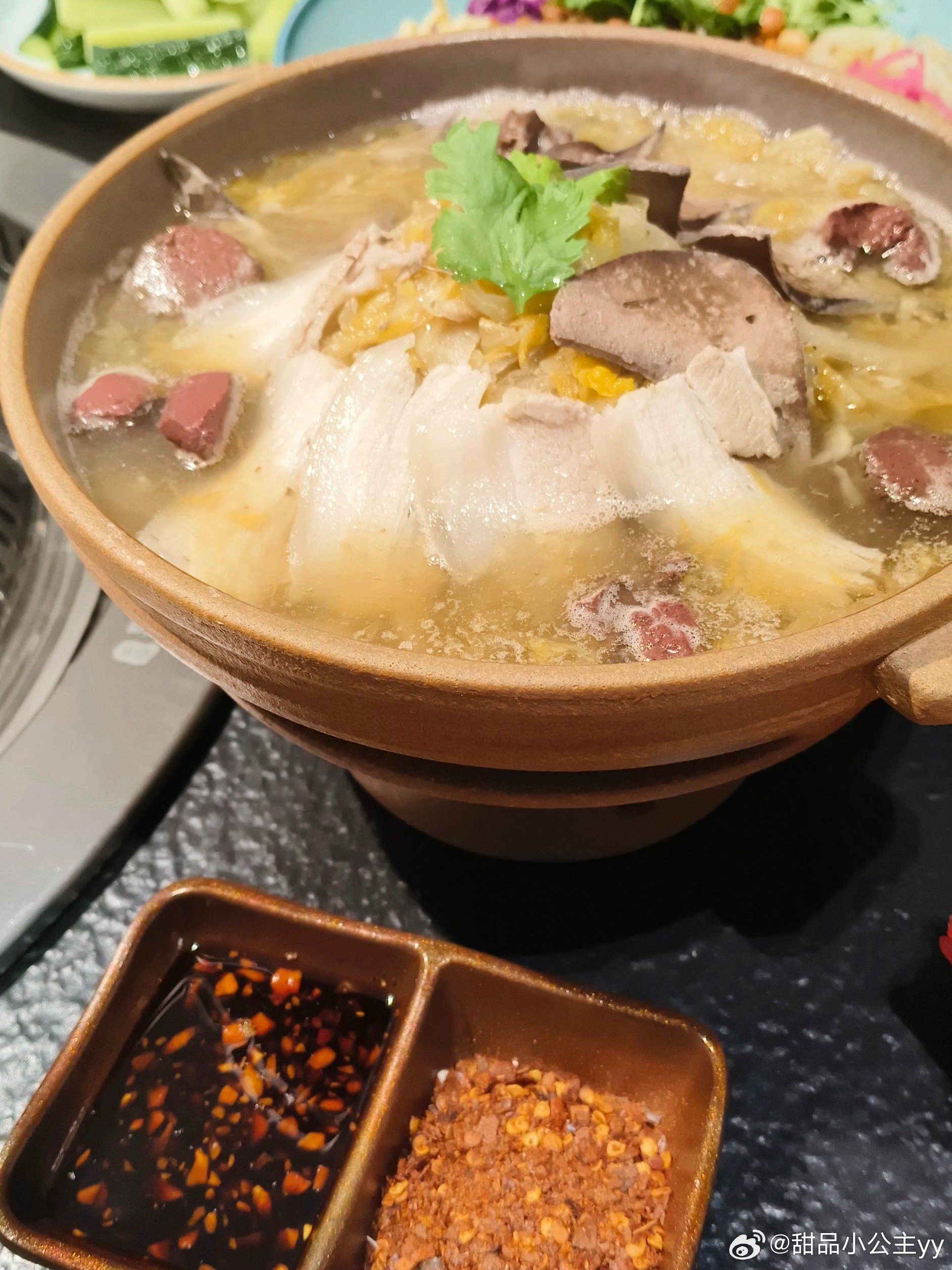 好久没有铁锅炖一切了环境都不像东北菜了好好吃饭