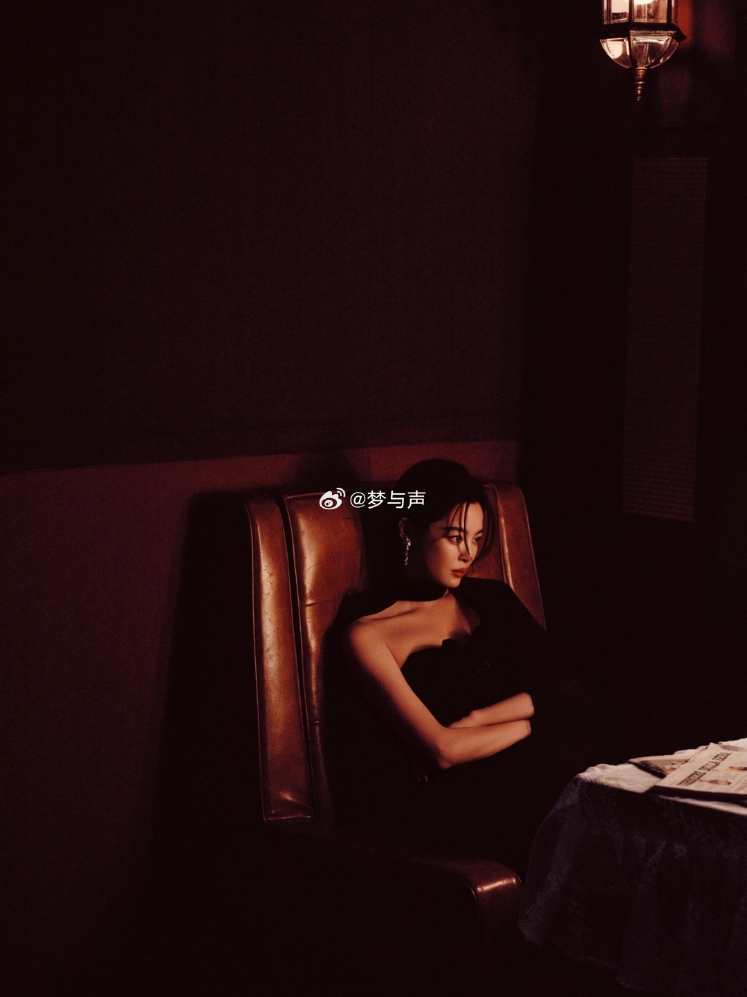 辛芷蕾微博之夜ES高定  橘红暮光为衬，黑丝绒裹身，辛芷蕾这身ES高定美得惊心！