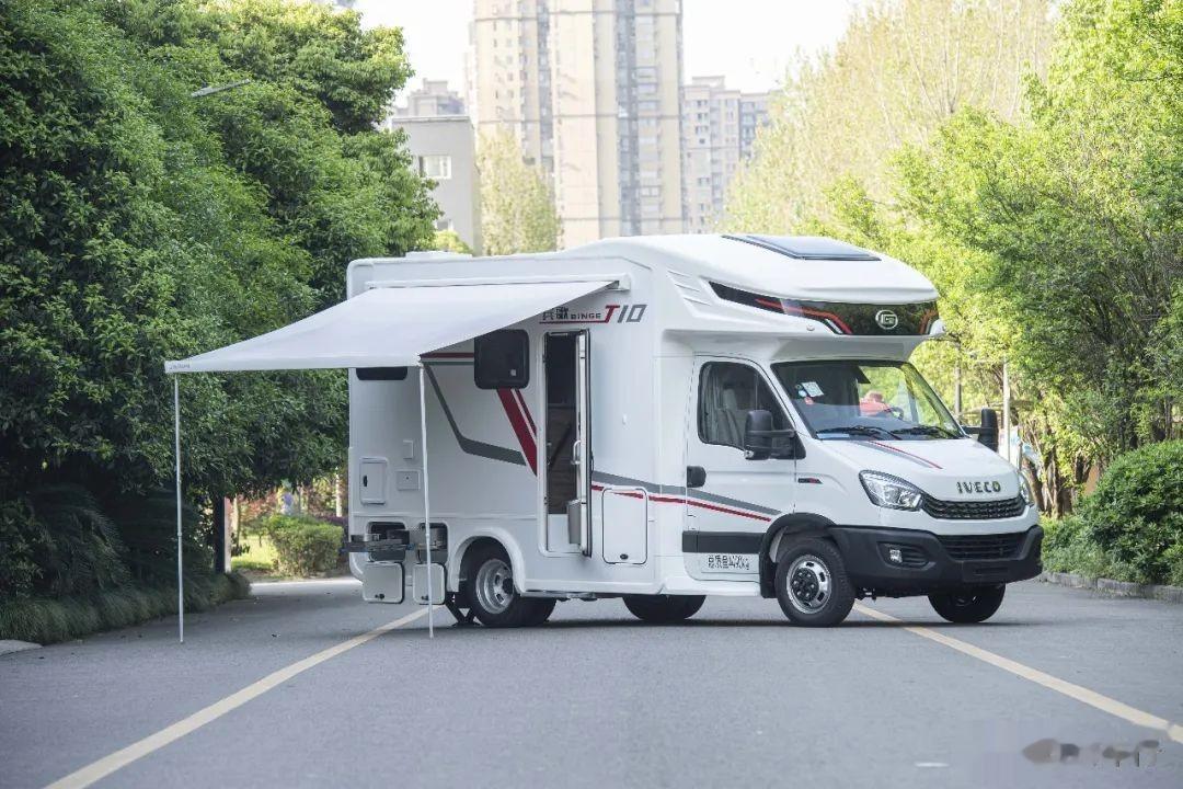 想带一大家子出门旅游，又担心车上床位不够的朋友看过来。金冠房车宾歌T10特别纪念