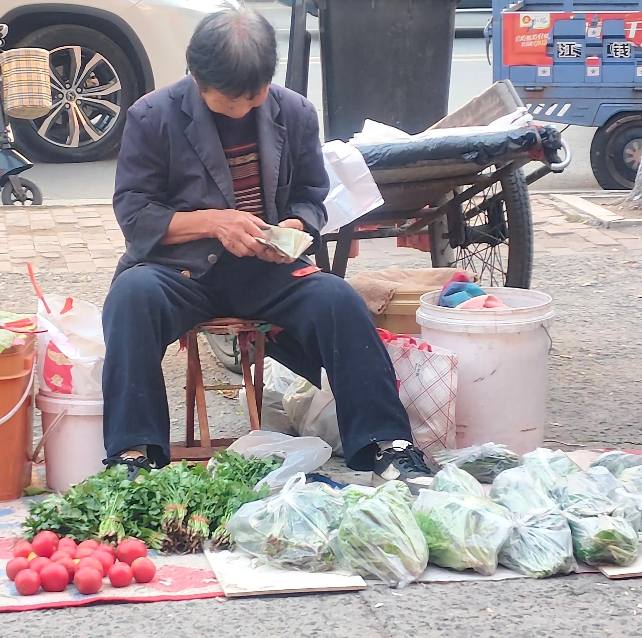 大家有没有看到一种现象？
在集市上，
无论是晚市还是早市，
有很多的老人成为了主
