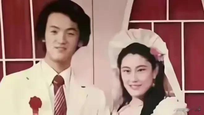 这是开封王婆年轻时候的盛世容颜，有点像李嘉欣！但找的老公尖嘴猴腮的，她说她是恋爱