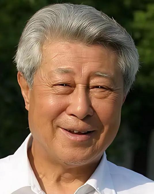 93岁高龄的王心刚，如今在中国住进了一家普通养老院，每月开销不过6800元，没雇