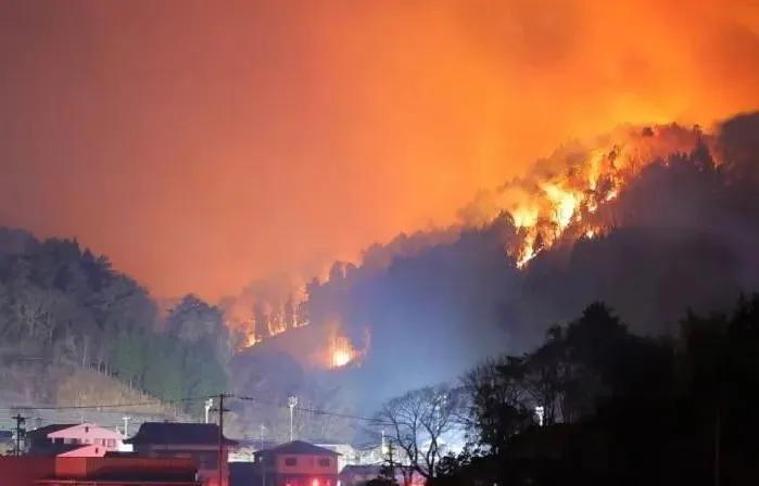 加州山火才熄灭多久？日本山火又燃起来了！并且还烧红了半边天，目前日本的消防员正在