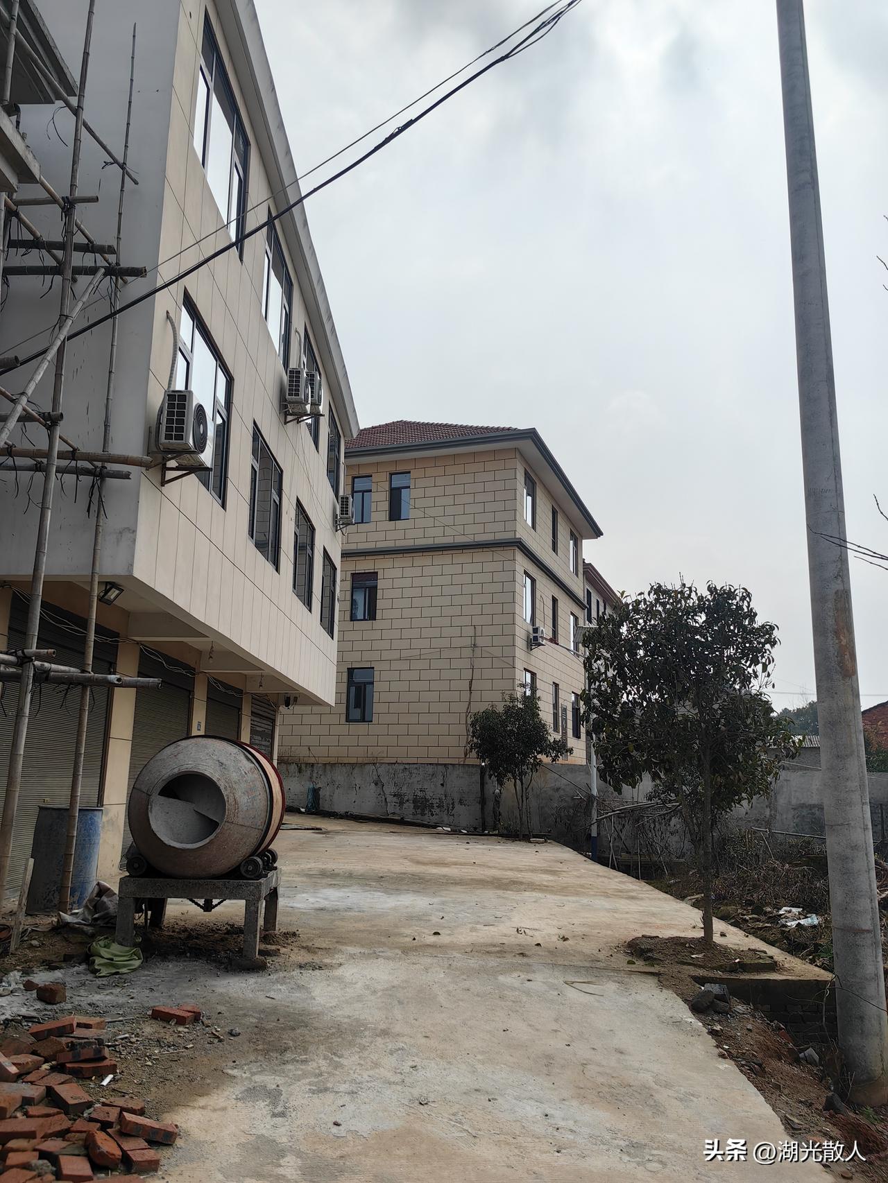 今天正月十七，过年热闹的村子一下子清静了，鞭炮残留的硫磺味也随着最后一批村民的外