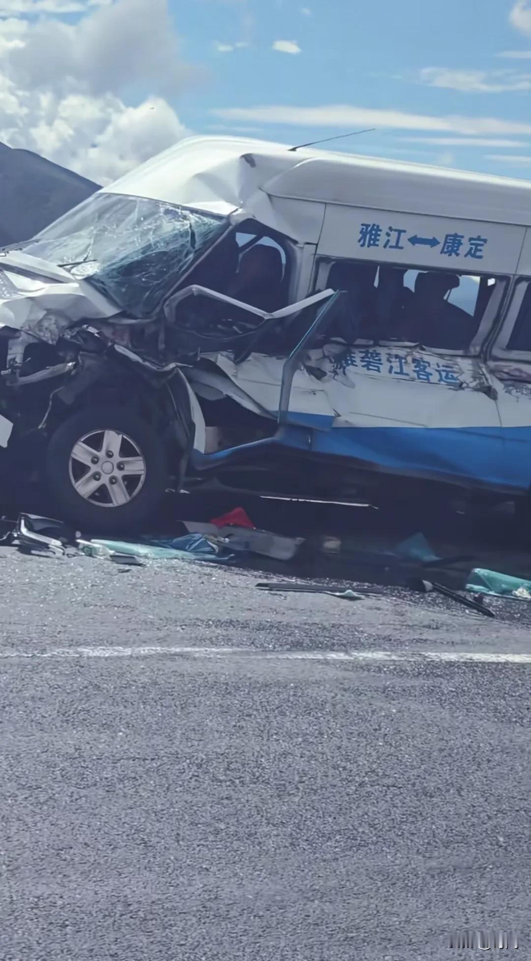 国道318折多山段发生车祸致大堵车10多公里，网传是大货车弯道甩尾导致其他车辆被