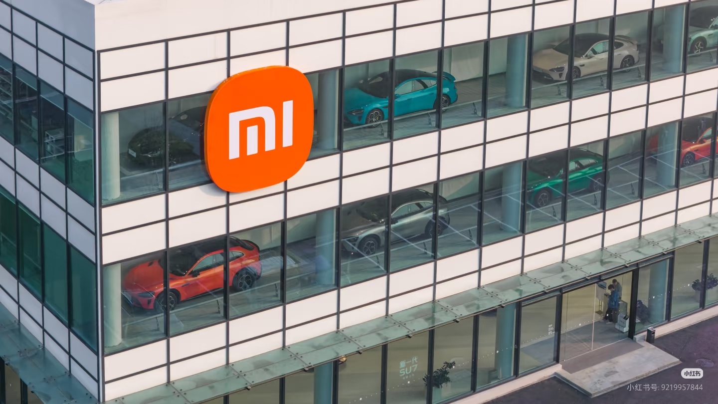 杭州这家小米汽车门店的设计太有意思了，远远看过去就像小米汽车车模收纳柜，看得我都