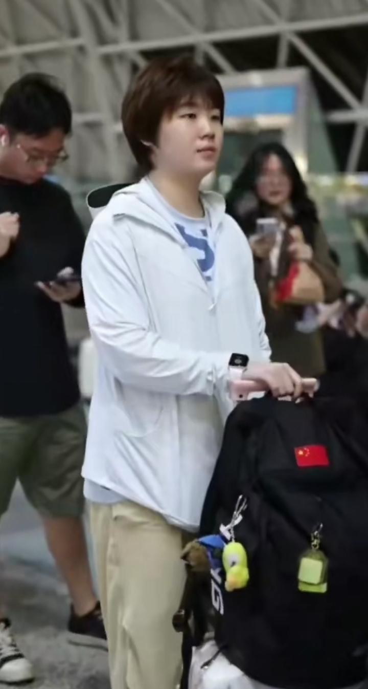 蒯曼瘦了，是真的瘦了好多呀，肉眼可见的瘦，瘦下来之后更美更好看了！以前的甜妹底子