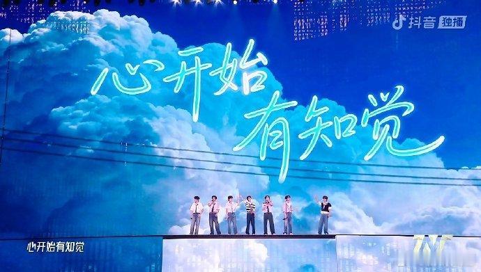 时代少年团夏天永远我们永远蝉鸣、热风、合唱与耀眼灯海，留存独家限定的盛夏篇章。无