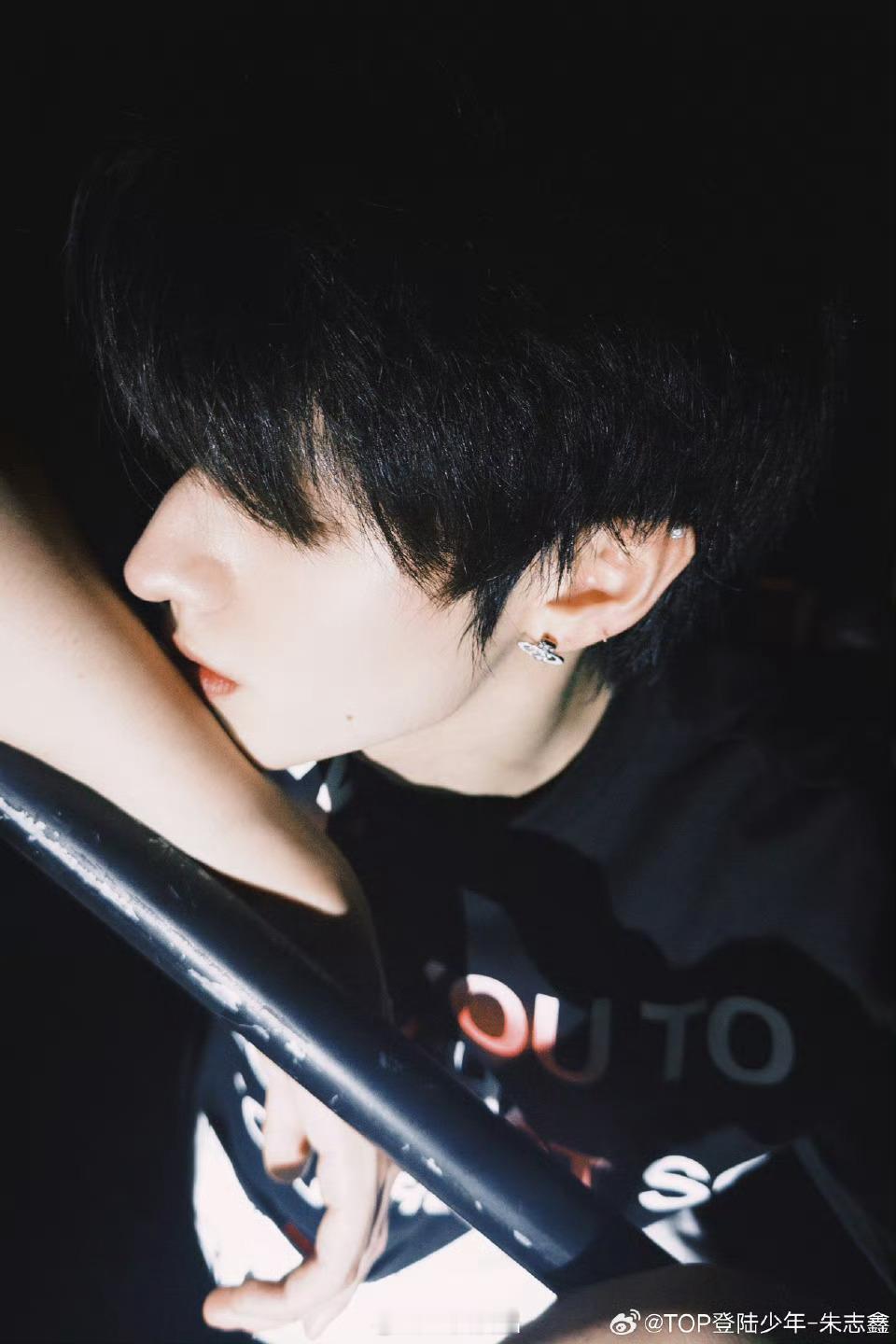 朱志鑫最新营业，这三张图的氛围感封神了光影、情绪和舞台张力！！！棍帝确实是完美的