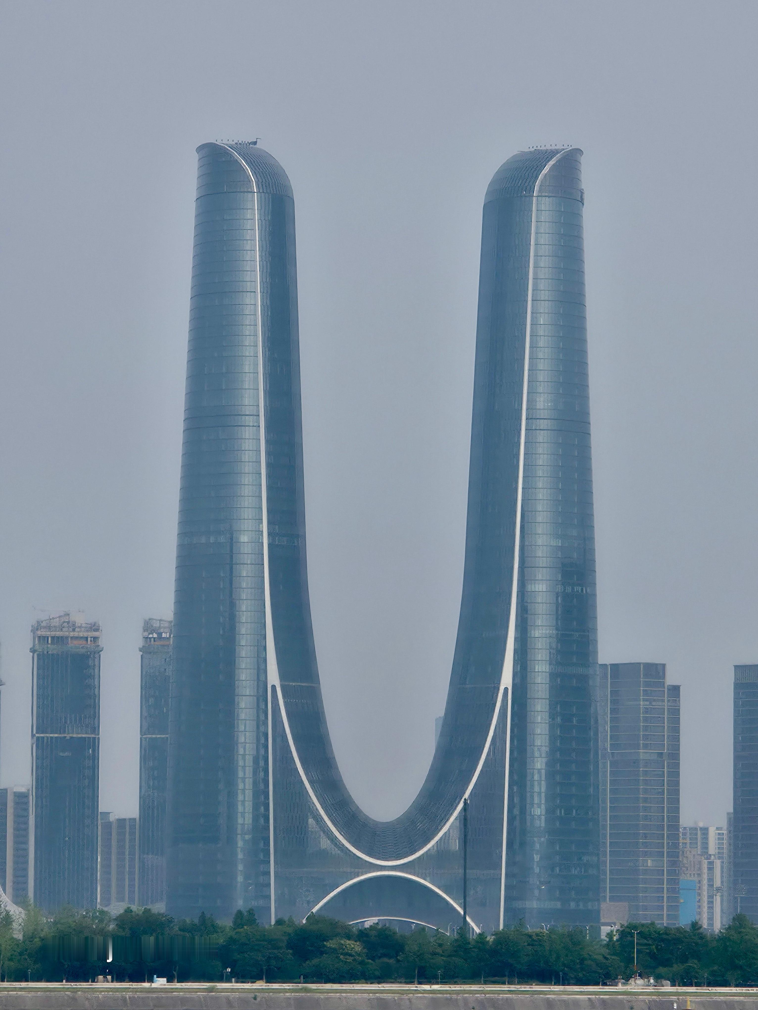 用三星S25 Ultra拍了几张地标建筑，大家看得出来这是哪吗！？前几张图片应该