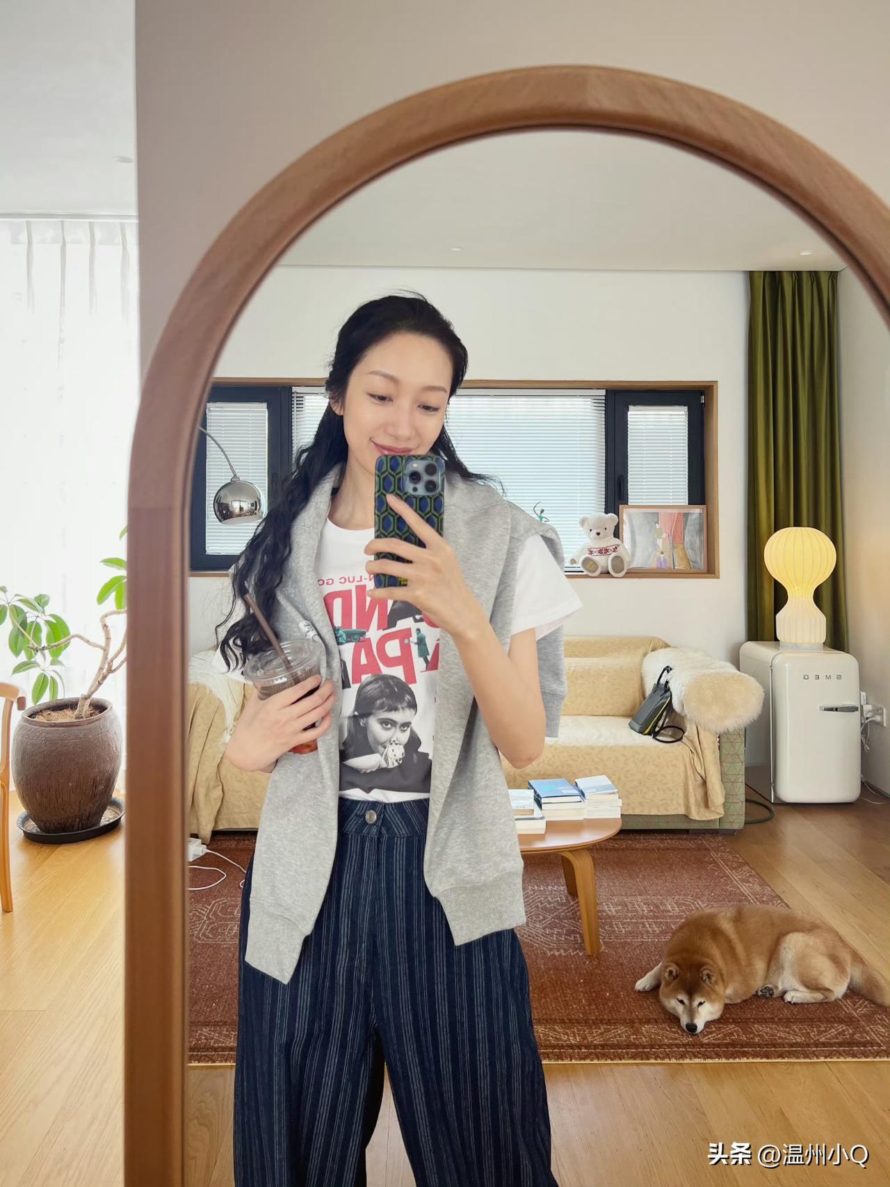黄觉老婆麦子晒日常生活照，我深深地被她家吸引了，原木风看起来好清爽舒服，家里收拾