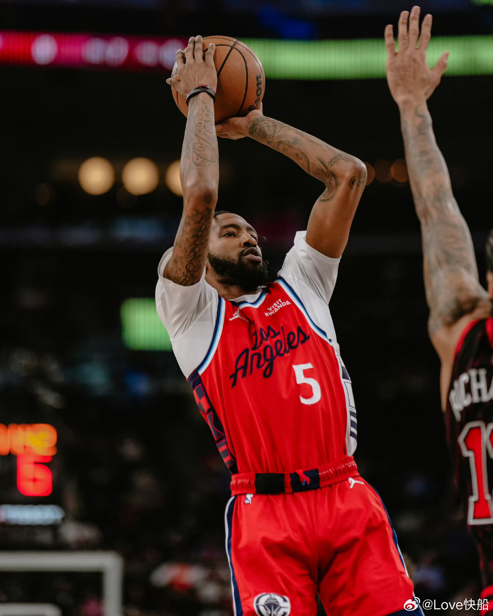 飞行家！！德里克琼斯今日10分6篮板3助攻3盖帽2抢断！！今年又是进步的一年！ 