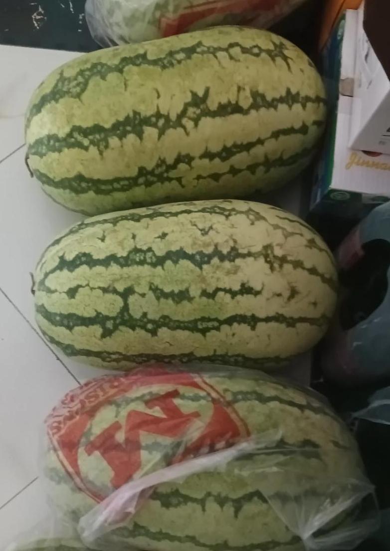 西瓜价格跌疯了。在农贸市场发现很多人围着一堆西瓜，走近一打听原来西瓜论个卖，不管