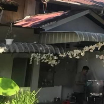 掉落深井，我大声呼喊，等待救援……天黑了，黯然低头，才发现水面满是闪烁的星光。我