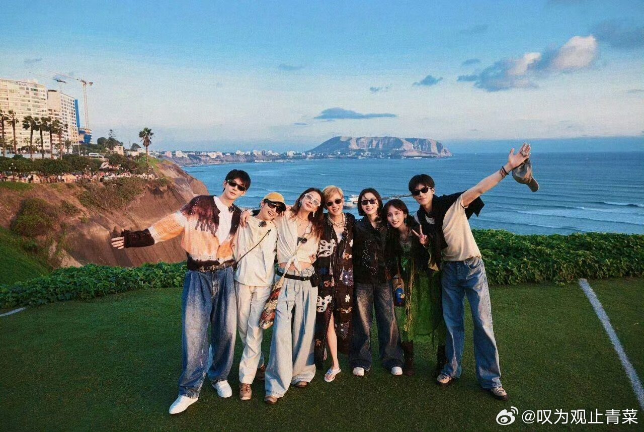 花少8秘鲁站合照看路透就满满期待了，大家都很和谐。大哥邓为每天简单的搭配，高级感