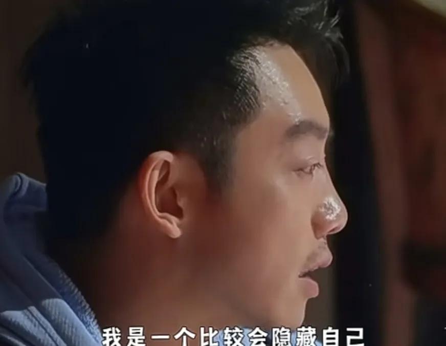 郑恺透露：“我是一个比较会隐藏自己情绪的人，难过或者哭的时候，一定会躲在被子里，