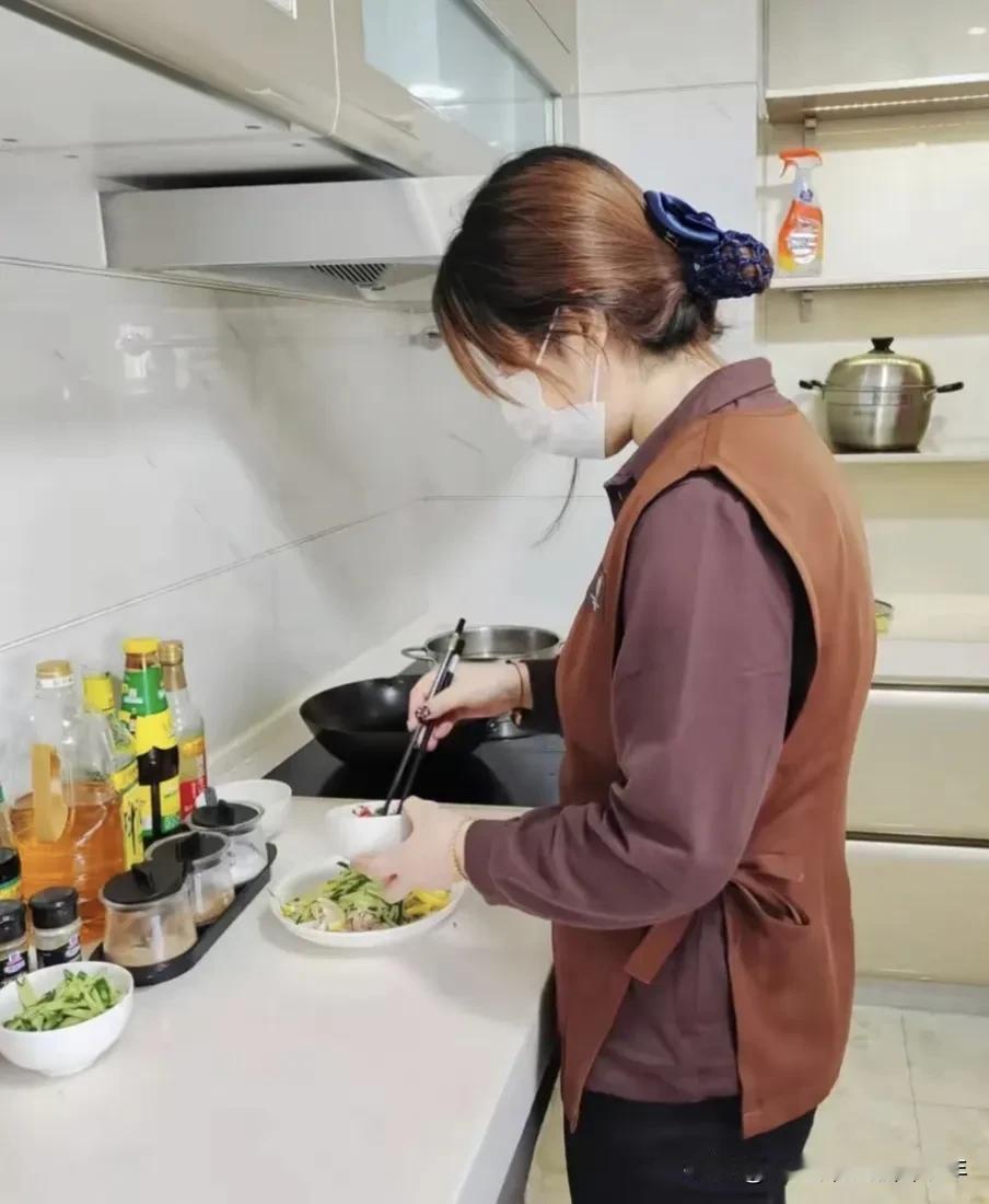 按人之常情，今天可以迟走一会，当然前提是必须再没有其它的事项。如果还得到其他雇主