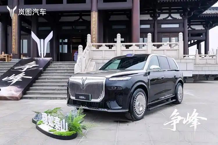 对于一款舰旗SUV，转弯只有5.4米，操控灵活性堪比A级车，这是在少有的蟹行模式