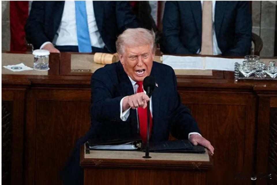 特朗普还在谈去年那场空袭，伊朗没回应谈判，美国油价却涨上天了
2025年6月，美