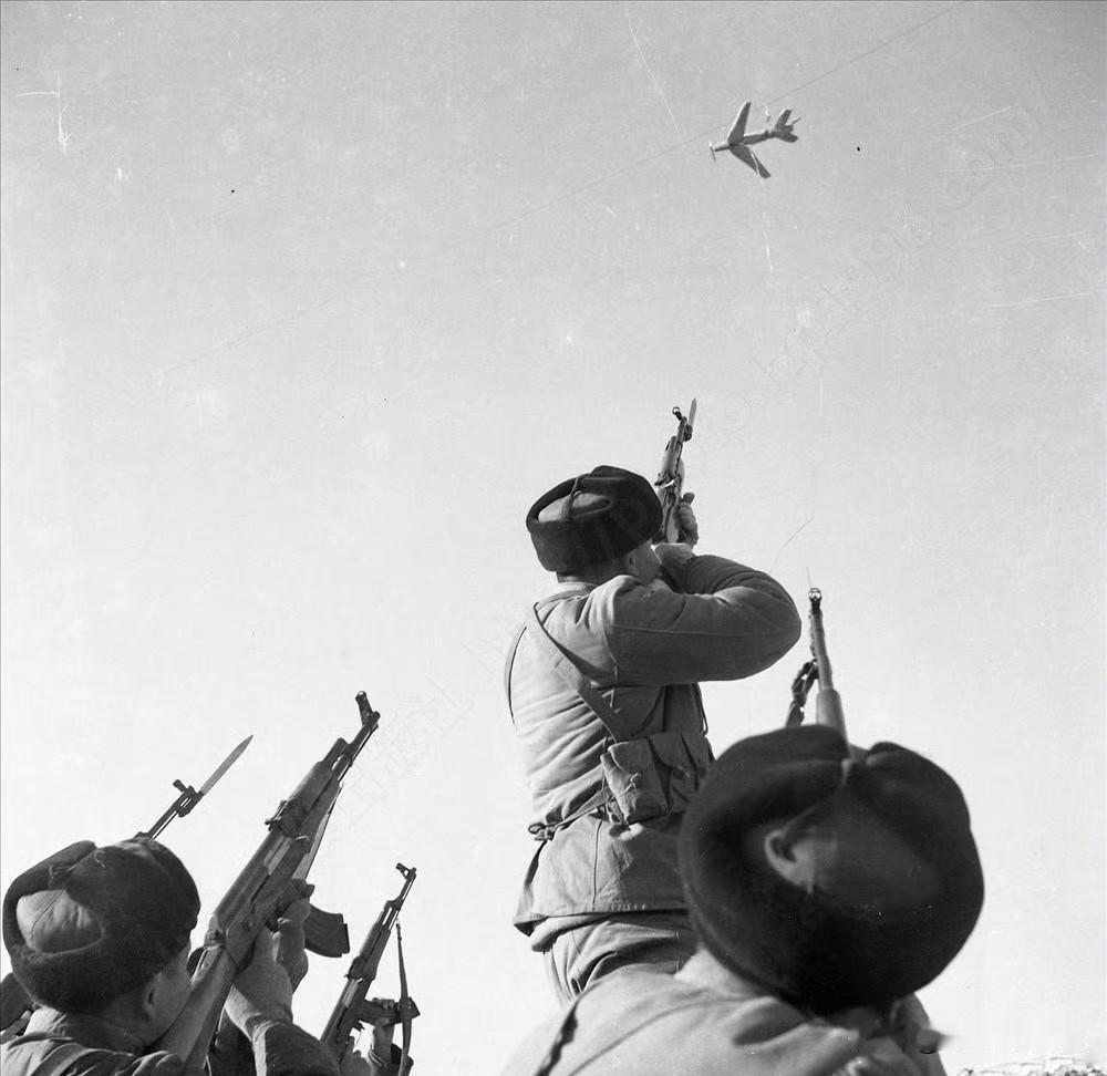 1970年，三台子小荒沟村，支农战士训练打飞机