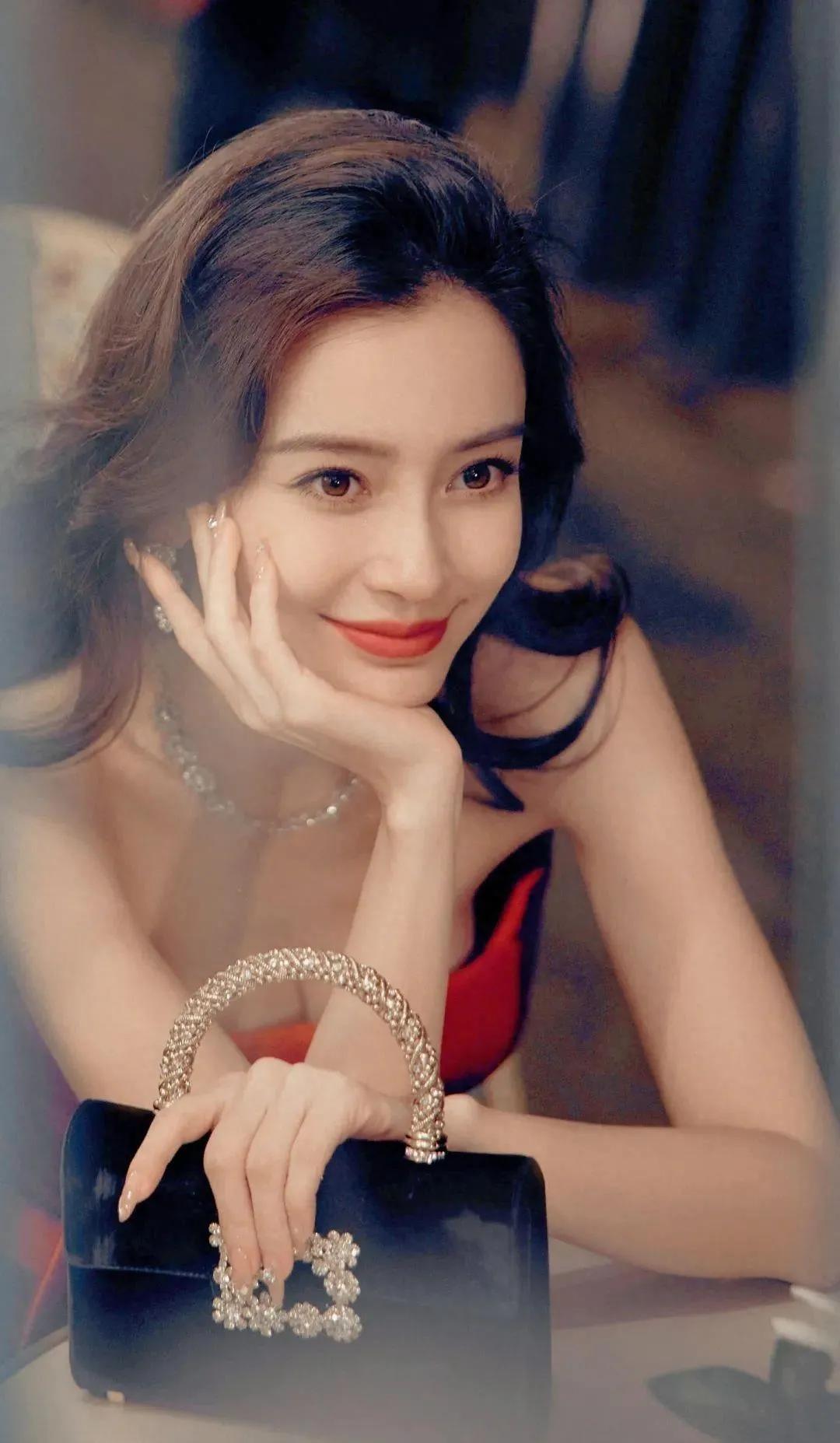 真是有人欢喜有人忧啊！

同为“花瓶式”美女的代表人物，去年AB还在各大时装周大