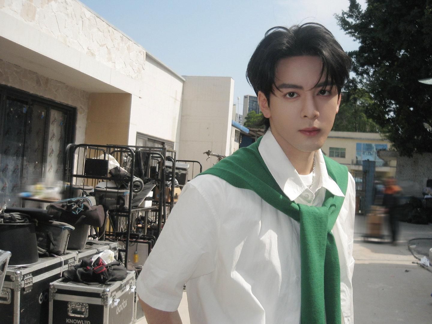 曾舜晞片场CCD掉落  曾舜晞片场CCD掉落，白衬衫造型清爽帅气，完全就是男大来