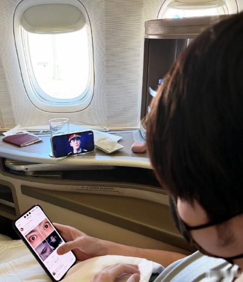 九尾看九门被陈伟霆盯上了候机间隙追剧入迷，九尾看九门看得太投入，莫名感觉被陈伟霆
