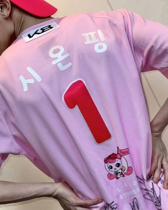 黑发黑衣 粉发粉衣 今年红发刚好是红衣 接个开球不过分吧⚾⚾ 