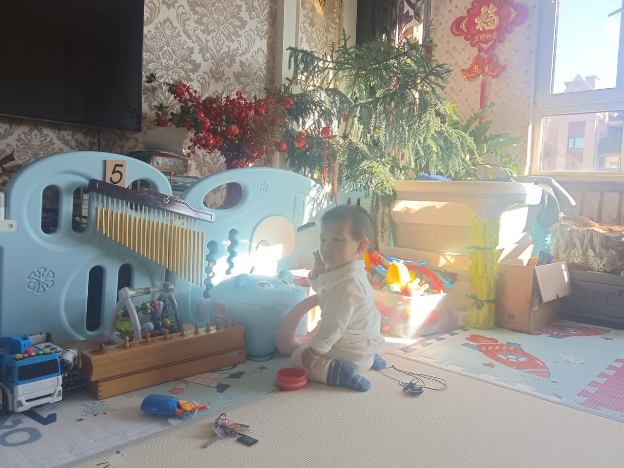 下联：风摇蝶舞间。
晨光里，花苞轻展，漾开浅浅笑意；暖风摇得花枝微颤，彩蝶飞舞其