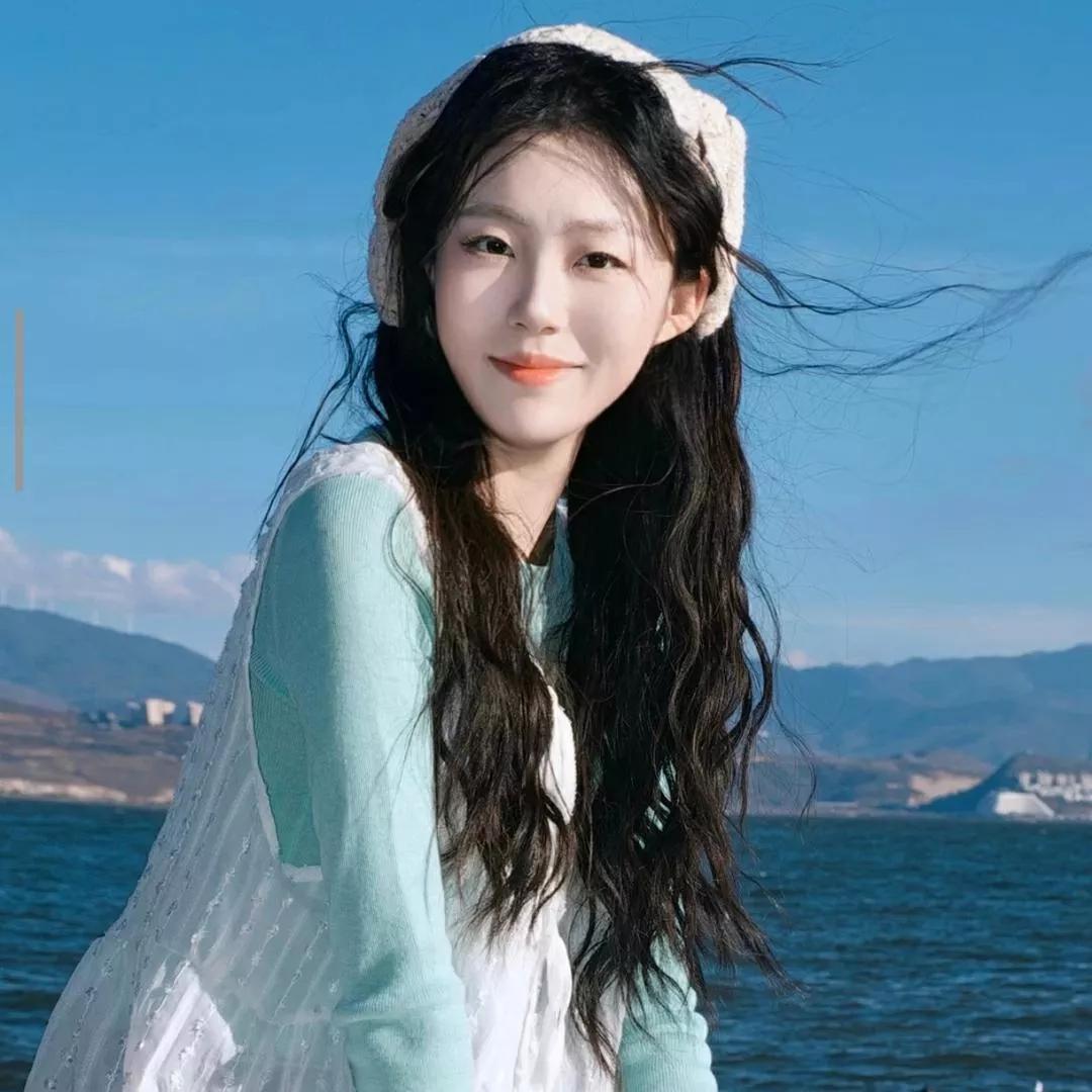 海风轻拂，少女在海边微笑少女感微笑女孩 少女的笑容 美少女的微笑 小姑娘微笑 海