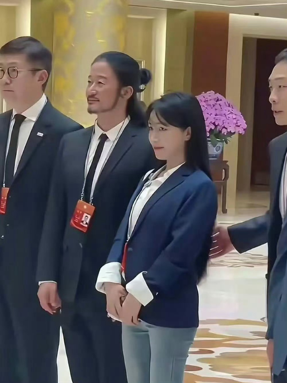 李子柒这丫头挺厉害，凭自己的能力，一个老人带大的农村姑娘，到今天相当厉害了 