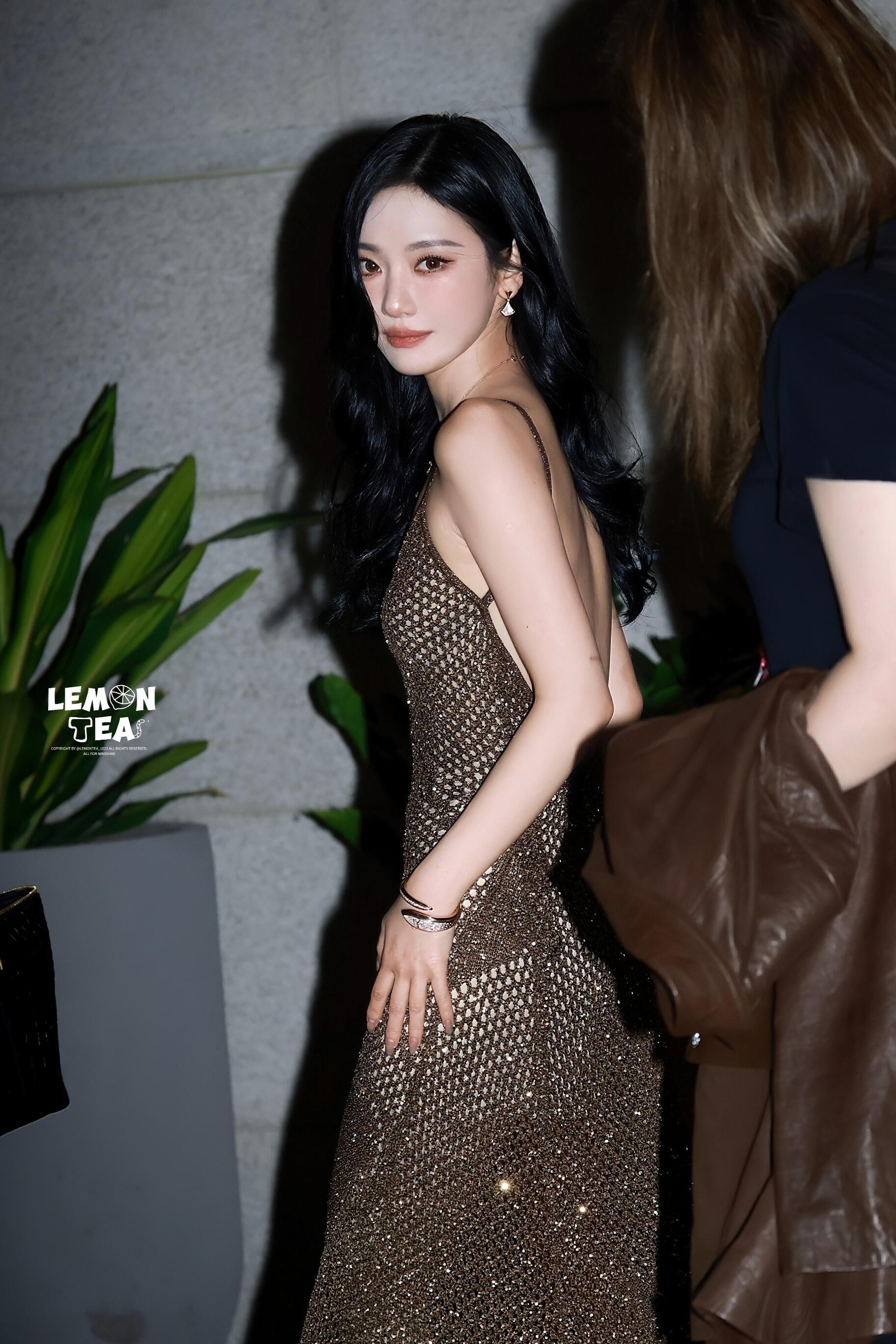 宁艺卓Elle晚宴吊带长裙宁艺卓一天四套造型 我老婆不解释 ​​​