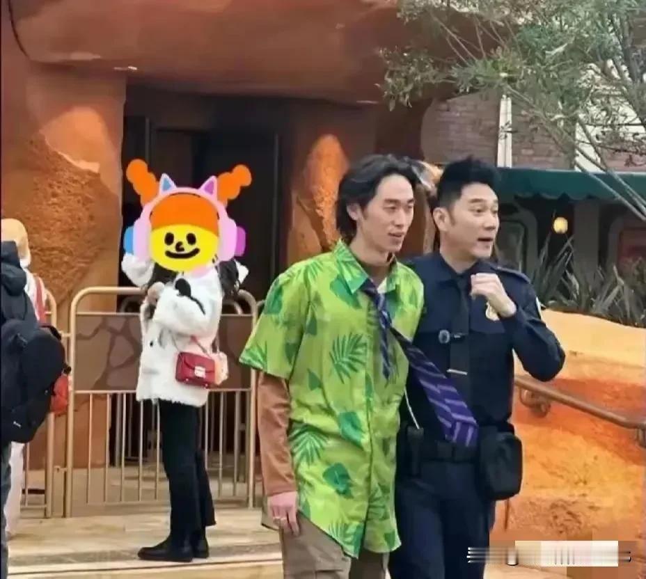 林依轮夫妻俩都不丑，怎么生的儿子看着有点…不太一样呢？不过这也没啥啦，长得像谁都