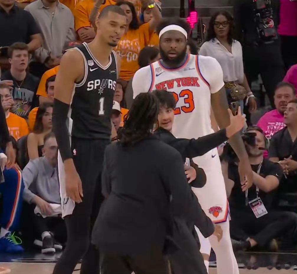尼克斯vs马刺nba总决赛nba季后赛 哈哈哈哈，这是总决赛能看到的？反正我几十