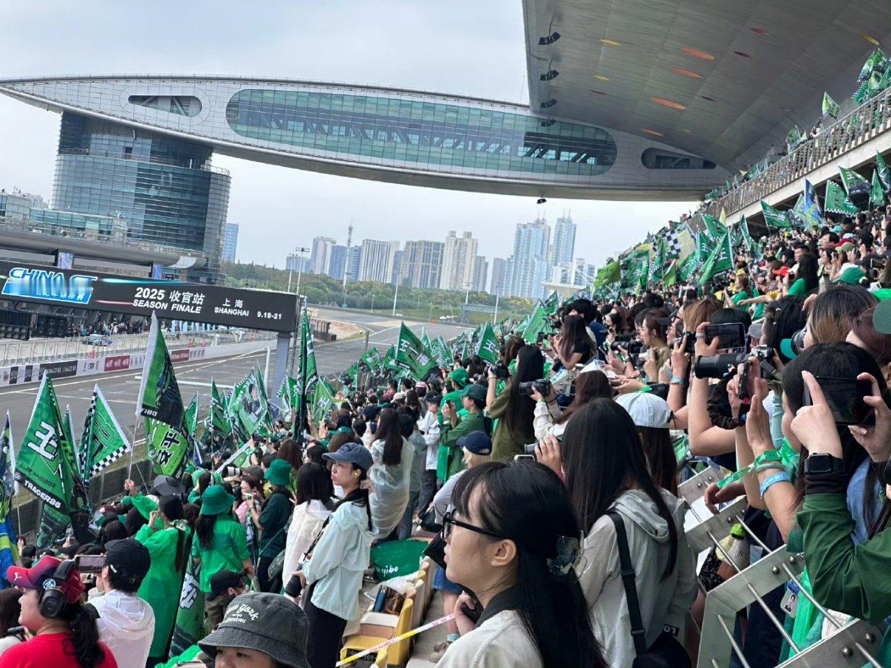 王一博赛车绿海王一博上海收官站粉丝应援好权威！ ​王一博上海收官站粉丝应援来啦！