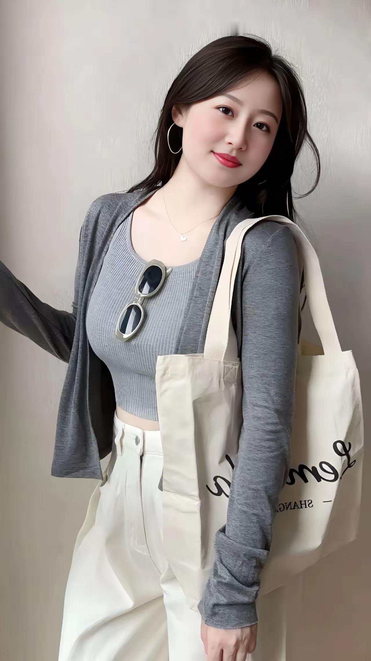简约穿搭，清新自然，元气满满的一天！🌞👗👜