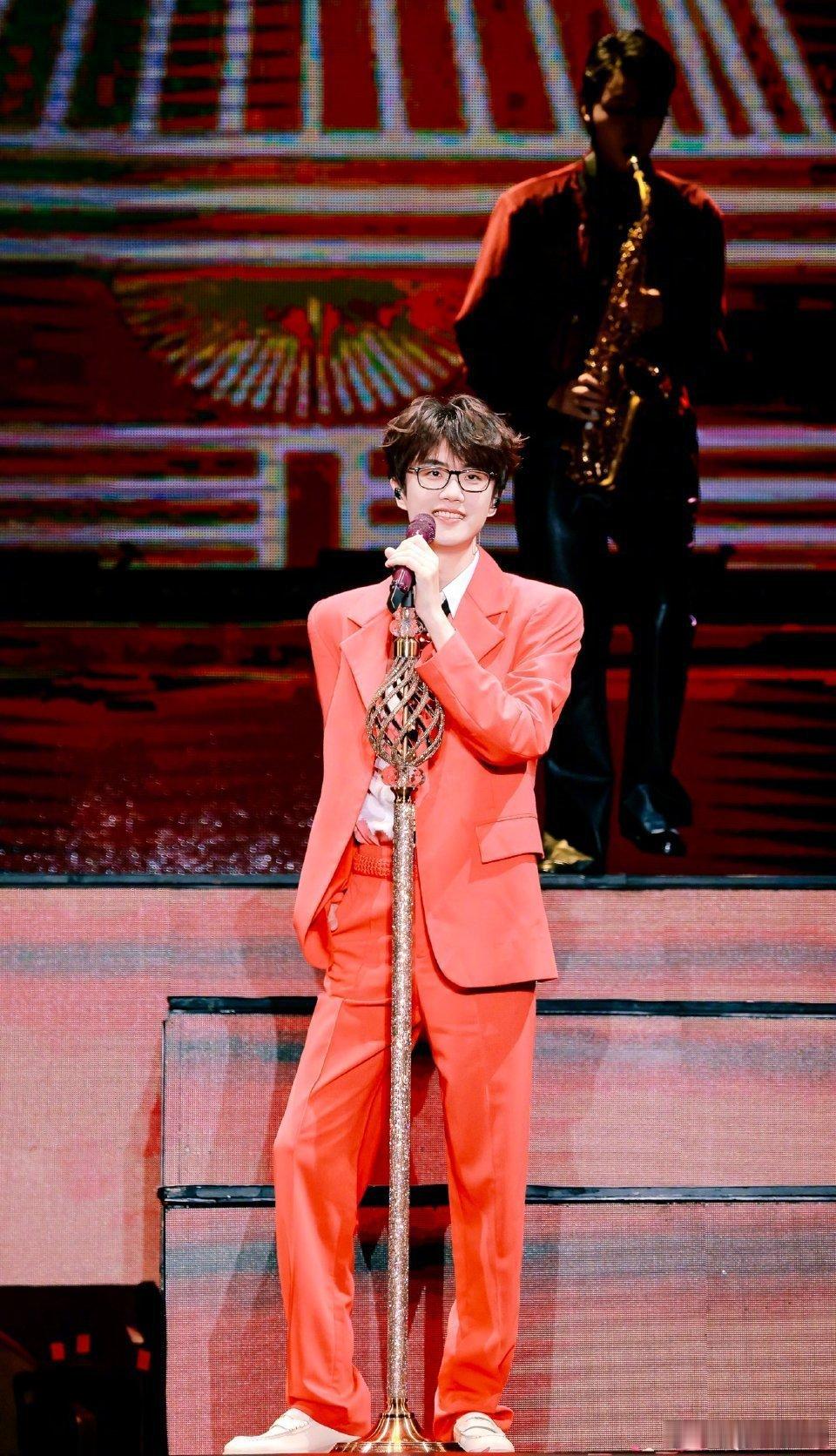 #许嵩苏州演唱会嘉宾谭晶#  他们什么时候认识的！天啊好震惊 ​​​