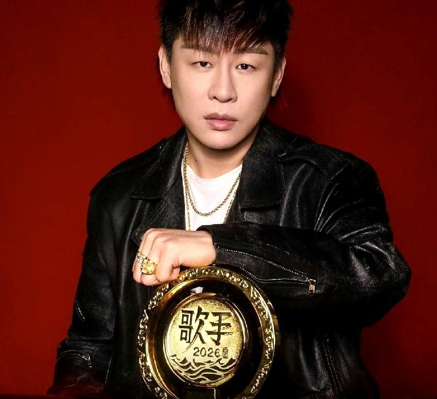 胡彦斌，高调官宣！
他前脚刚跟韩磊唱完《走四方》把歌王奖杯捧回家，后脚就穿着酒红